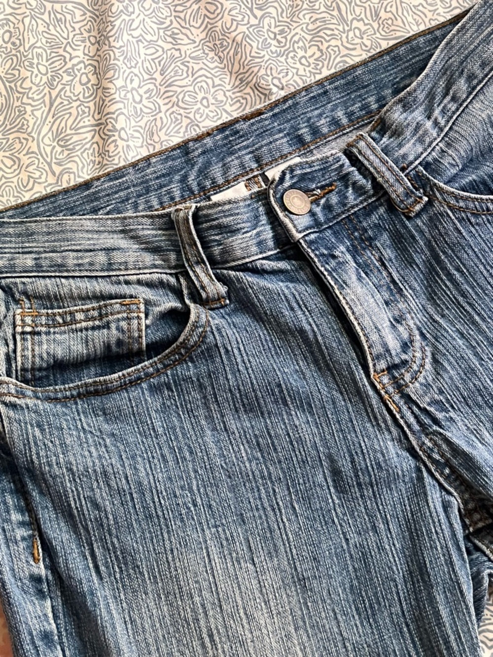 Women's early 2000's low rise jeans - Picture 5 of 7